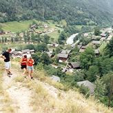 Onze kennismakingswandeling vanuit Stella Alpina over het zig-zag "geitenpaadje" met zicht op Mörel. - 07.2005 Fam. De Munnik – Breiten 864m